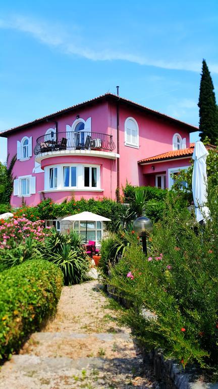 Dora Apartment *